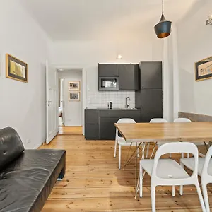 Mooeve Friedrichs Mid Berlín